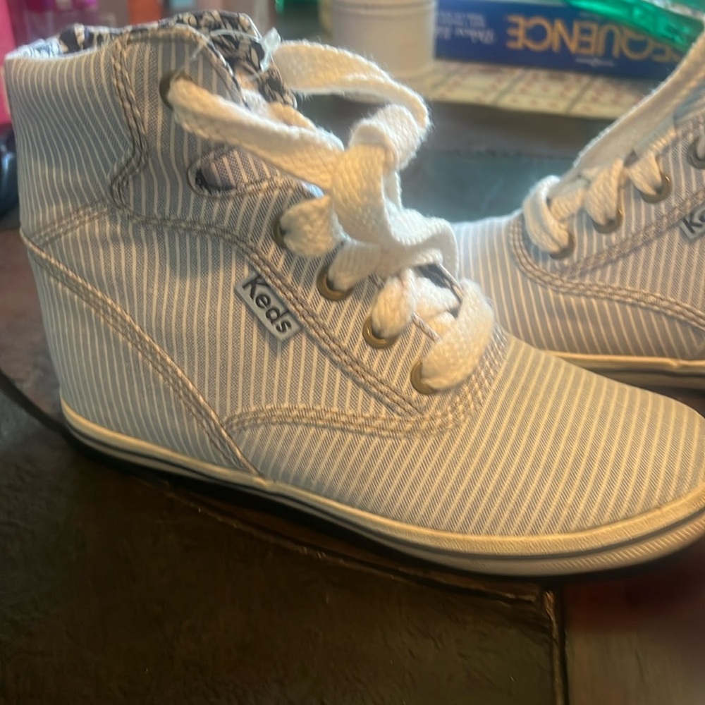 Keds tennis shoes exc  condition size 5 blue and white high top
